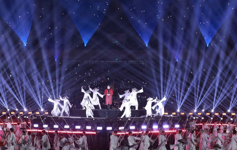 Th&aacute;i Nguy&ecirc;n rực s&aacute;ng trong đ&ecirc;m khai mạc Giải Tứ h&ugrave;ng 2025- Ảnh 12.