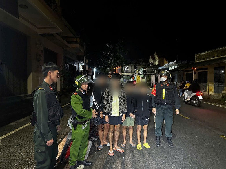 Huế: Xử l&yacute; h&agrave;ng loạt thanh ni&ecirc;n lạng l&aacute;ch đ&aacute;nh v&otilde;ng v&agrave; trộm xe m&aacute;y- Ảnh 1.