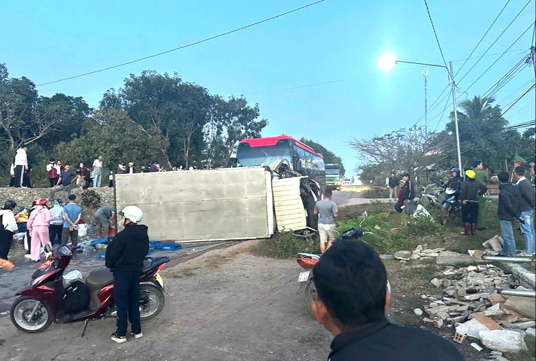 Đắk Lắk: Xe khách tông xe tải lật nghiêng giữa đường khiến cặp vợ chồng bị thương- Ảnh 2. Đắk Lắk: Xe khách tông xe tải lật nghiêng giữa đường khiến cặp vợ chồng bị thương- Ảnh 2.