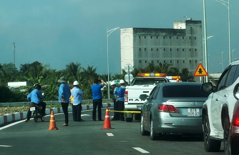 Người d&acirc;n phấn khởi ng&agrave;y đầu cao tốc Cần Thơ - Hậu Giang đưa v&agrave;o khai th&aacute;c- Ảnh 1.