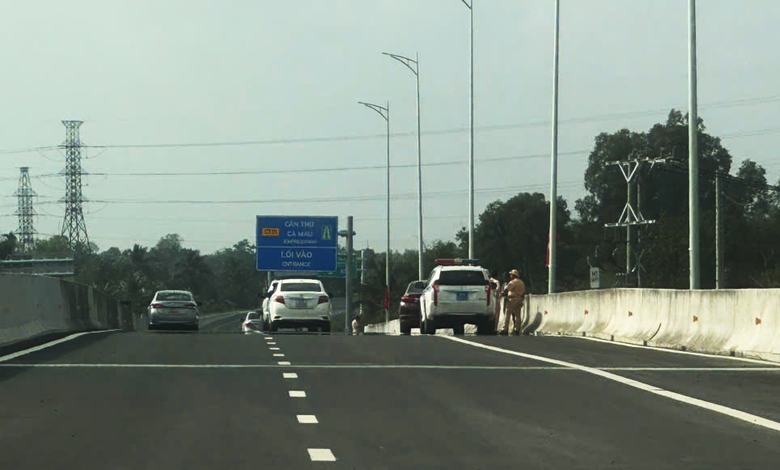 Người d&acirc;n phấn khởi ng&agrave;y đầu cao tốc Cần Thơ - Hậu Giang đưa v&agrave;o khai th&aacute;c- Ảnh 4.