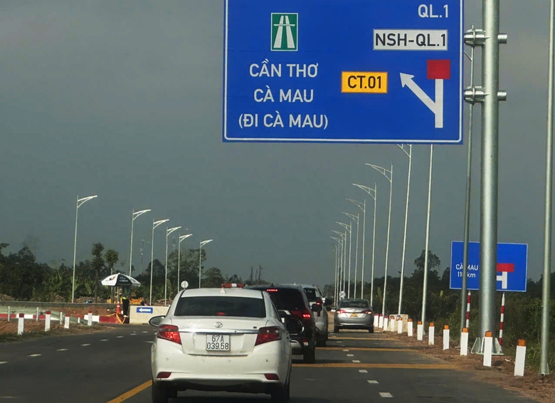 Người d&acirc;n phấn khởi ng&agrave;y đầu cao tốc Cần Thơ - Hậu Giang đưa v&agrave;o khai th&aacute;c- Ảnh 3.