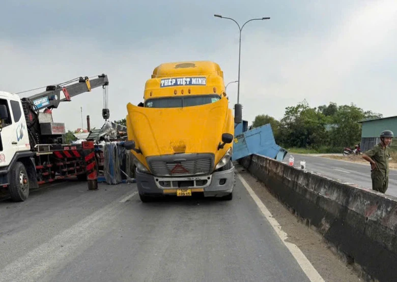 Container đứt d&acirc;y chằng, h&agrave;ng rơi chắn ngang đường, giao th&ocirc;ng &ugrave;n ứ- Ảnh 1.