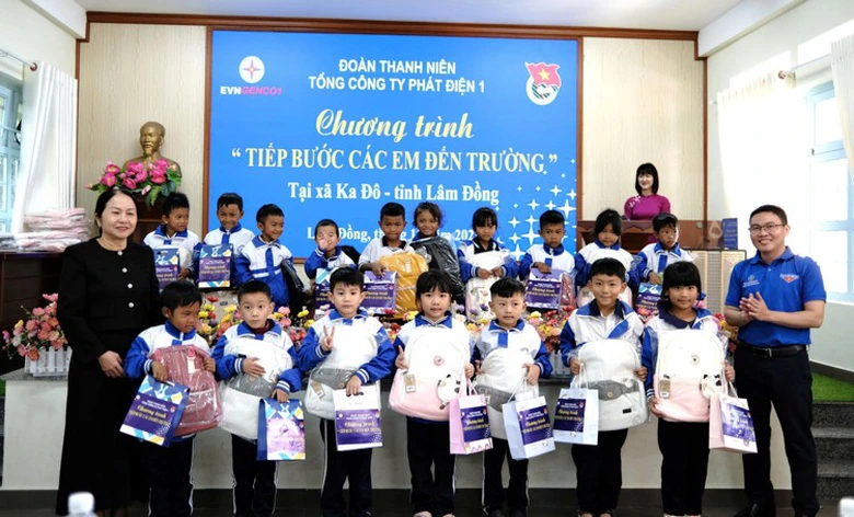 "Tiếp bước các em đến trường" - Dấu ấn nghĩa tình của tuổi trẻ EVNGENCO1 tại Lâm Đồng- Ảnh 1. "Tiếp bước các em đến trường" - Dấu ấn nghĩa tình của tuổi trẻ EVNGENCO1 tại Lâm Đồng- Ảnh 1.