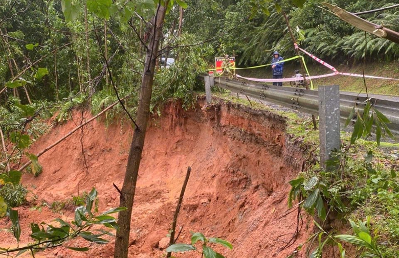 Quảng Ng&atilde;i: Sạt lở uy hiếp an to&agrave;n quốc lộ 24B- Ảnh 4.