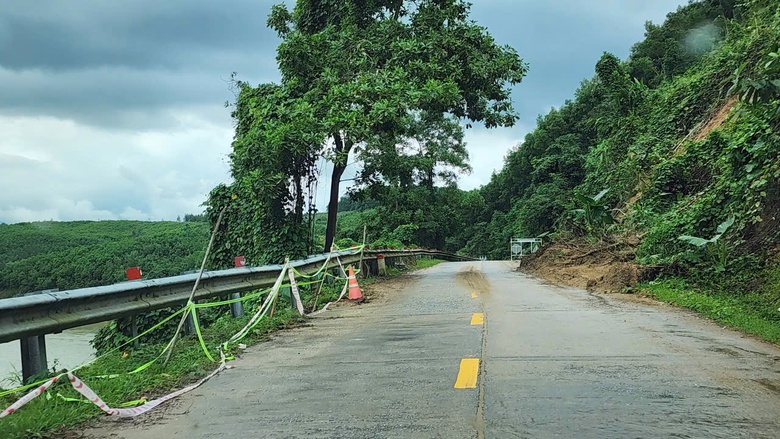 Quảng Ng&atilde;i: Sạt lở uy hiếp an to&agrave;n quốc lộ 24B- Ảnh 3.
