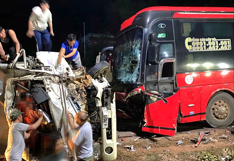 Đắk Lắk: Xe khách tông xe tải lật nghiêng giữa đường khiến cặp vợ chồng bị thương- Ảnh 1. Đắk Lắk: Xe khách tông xe tải lật nghiêng giữa đường khiến cặp vợ chồng bị thương- Ảnh 1.