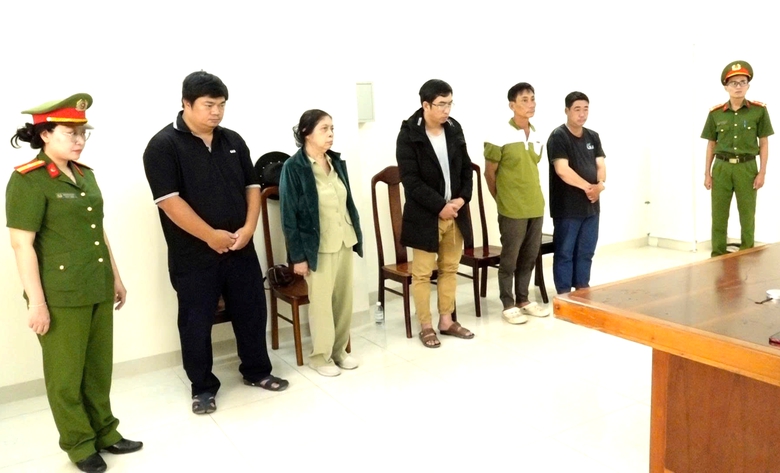 Khởi tố 5 bị can li&ecirc;n quan đến vụ người đ&agrave;n &ocirc;ng chết tr&ecirc;n trụ điện ở Nha Trang- Ảnh 1.