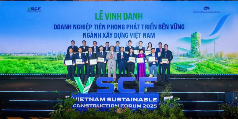 CC1 được vinh danh trong Top 3 doanh nghiệp phát triển bền vững ngành Xây dựng- Ảnh 1. CC1 được vinh danh trong Top 3 doanh nghiệp phát triển bền vững ngành Xây dựng- Ảnh 1.