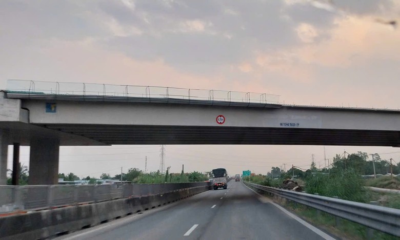 Hoàn thành lao lắp nhịp cầu vượt băng qua cao tốc Trung Lương - Mỹ Thuận- Ảnh 1. Hoàn thành lao lắp nhịp cầu vượt băng qua cao tốc Trung Lương - Mỹ Thuận- Ảnh 1.