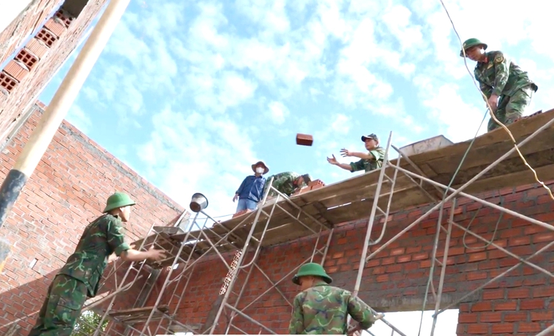 Bộ đội Gia Lai dựng nh&agrave; cho d&acirc;n v&ugrave;ng lũ trong ng&agrave;y 22/12- Ảnh 1.