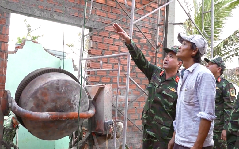 Bộ đội Gia Lai dựng nh&agrave; cho d&acirc;n v&ugrave;ng lũ trong ng&agrave;y 22/12- Ảnh 2.