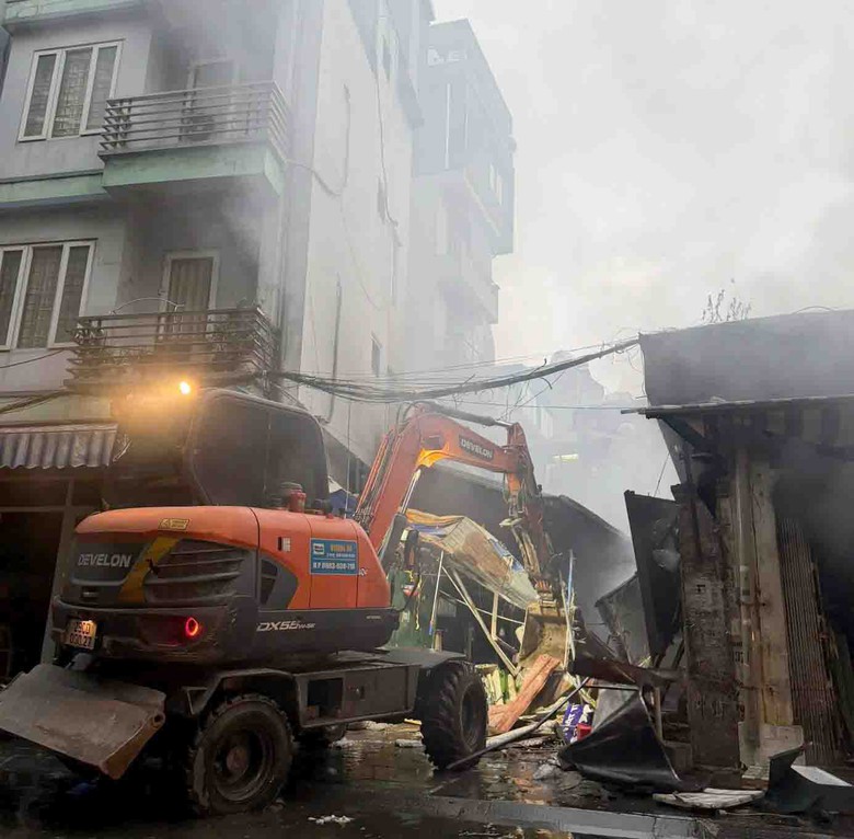 H&agrave; Nội: Hơn 50 cảnh s&aacute;t dập đ&aacute;m ch&aacute;y d&atilde;y kiot ở chợ Xanh- Ảnh 2.