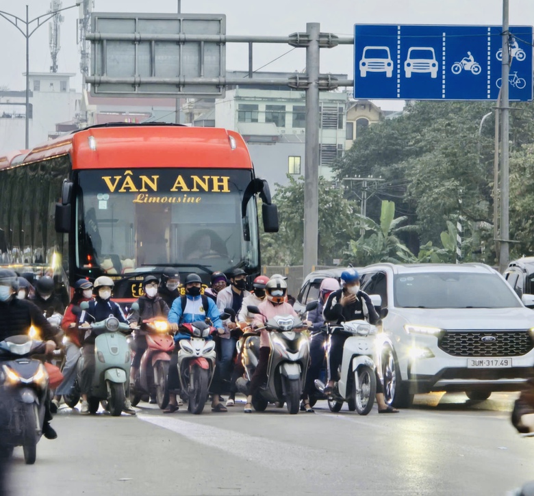 H&agrave; Nội khẩn trương mở rộng vỉa h&egrave;, giảm &ugrave;n tắc khu vực Bến xe Nước Ngầm- Ảnh 1.