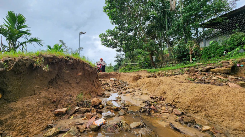 Quảng Ngãi: Xã miền núi mong mỏi cây cầu để giao thông không còn chia cắt- Ảnh 2. Quảng Ngãi: Xã miền núi mong mỏi cây cầu để giao thông không còn chia cắt- Ảnh 2.
