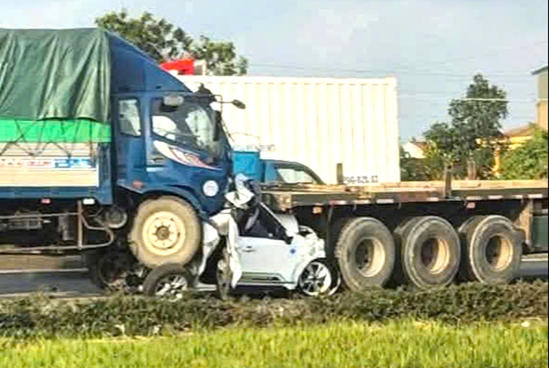 7 &ocirc; t&ocirc; va chạm li&ecirc;n ho&agrave;n tr&ecirc;n QL5 qua Hải Ph&ograve;ng: Tạm giữ khẩn cấp t&agrave;i xế xe đầu k&eacute;o- Ảnh 1.