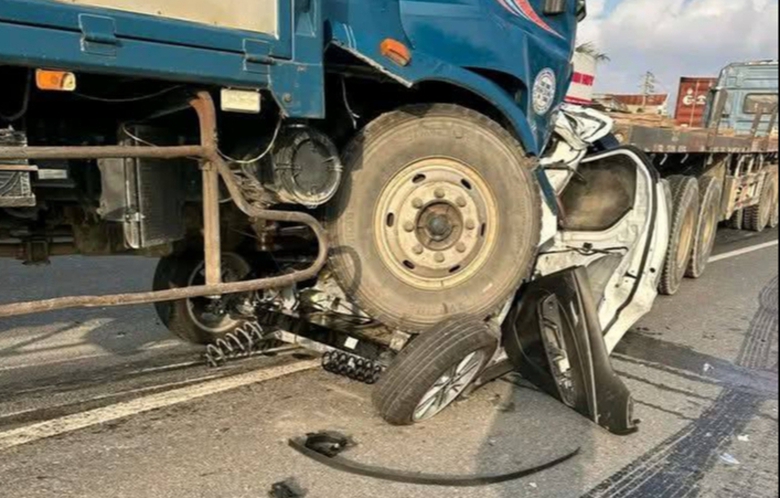 7 &ocirc; t&ocirc; va chạm li&ecirc;n ho&agrave;n tr&ecirc;n QL5 qua Hải Ph&ograve;ng: Tạm giữ khẩn cấp t&agrave;i xế xe đầu k&eacute;o- Ảnh 2.