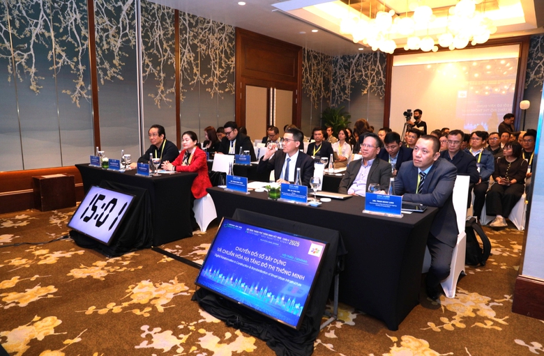 Hội thảo "Chuyển đổi số x&acirc;y dựng v&agrave; chuẩn h&oacute;a hạ tầng đ&ocirc; thị th&ocirc;ng minh" thu h&uacute;t sự tham dự của nhiều chuy&ecirc;n gia, nh&agrave; khoa học v&agrave; doanh nghiệp trong lĩnh vực ph&aacute;t triển đ&ocirc; thị