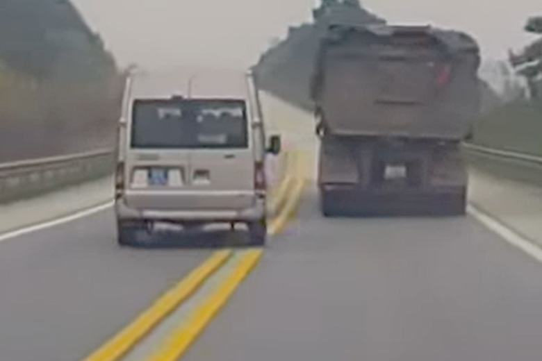 Tài xế ô tô biển xanh đi sai làn trên cao tốc bị phạt 5 triệu đồng, trừ điểm bằng lái- Ảnh 1. Tài xế ô tô biển xanh đi sai làn trên cao tốc bị phạt 5 triệu đồng, trừ điểm bằng lái- Ảnh 1.