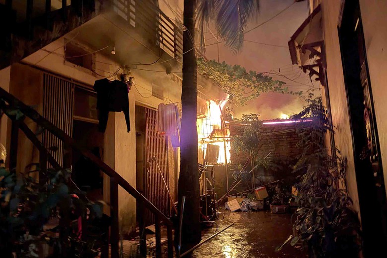 H&agrave; Nội: Hơn 50 cảnh s&aacute;t dập đ&aacute;m ch&aacute;y d&atilde;y kiot ở chợ Xanh- Ảnh 1.