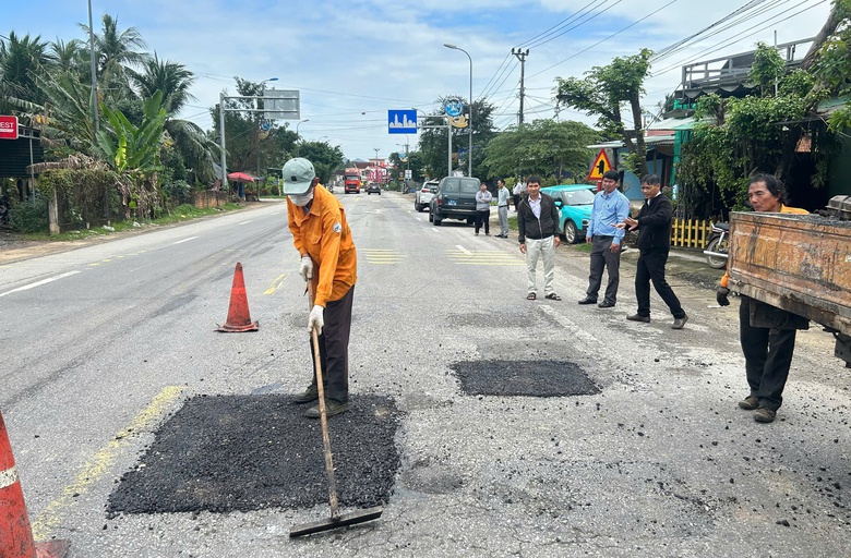 Khẩn trương sửa chữa hư hỏng, đảm bảo an to&agrave;n c&aacute;c tuyến quốc lộ qua Gia Lai- Ảnh 2.