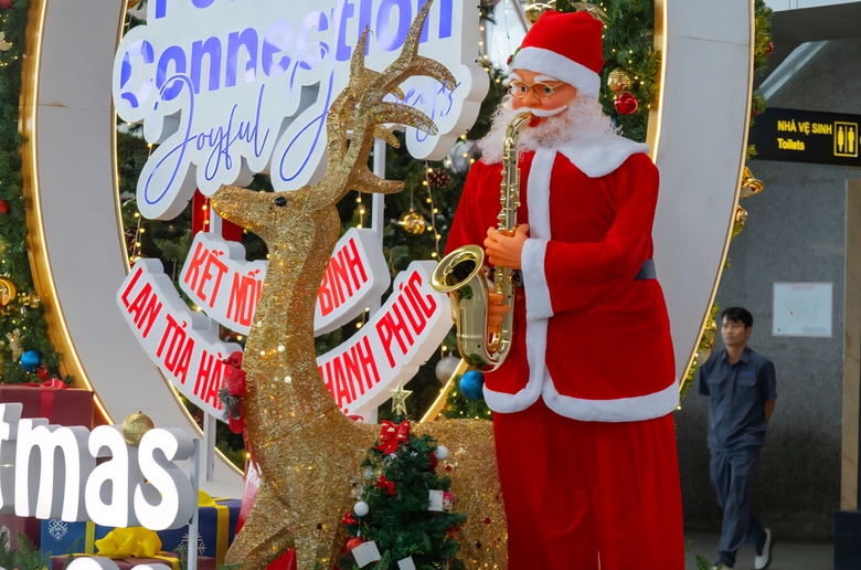 Tưng bừng kh&ocirc;ng kh&iacute; Gi&aacute;ng sinh, ch&agrave;o đ&oacute;n năm mới tại Cảng h&agrave;ng kh&ocirc;ng quốc tế Đ&agrave; Nẵng- Ảnh 2.