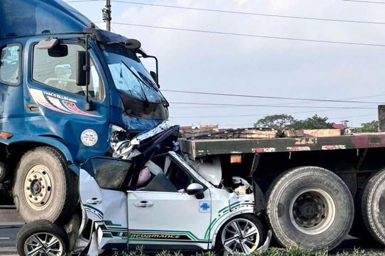 Chiếc ô tô con biến dạng hoàn toàn sau vụ tai nạn. Chiếc ô tô con biến dạng hoàn toàn sau vụ tai nạn.
