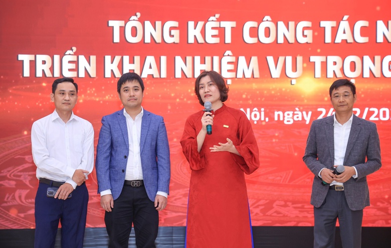 Tổng bi&ecirc;n tập B&aacute;o X&acirc;y dựng Nguyễn Hồng Nga b&aacute;o c&aacute;o về kết quả c&ocirc;ng t&aacute;c năm 2025 v&agrave; triển khai nhiệm vụ năm 2026.