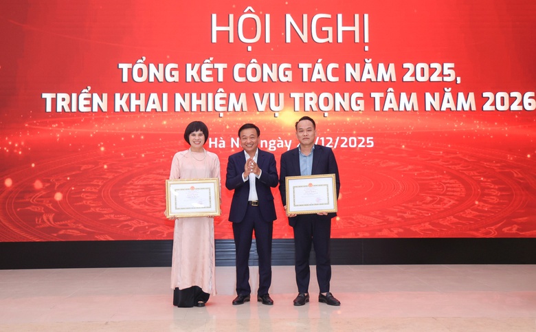 Thứ trưởng Bộ X&acirc;y dựng Nguyễn Danh Huy trao tặng Bằng khen của Bộ trưởng Bộ X&acirc;y dựng cho 1 tập thể v&agrave; 1 c&aacute; nh&acirc;n của B&aacute;o X&acirc;y dựng.