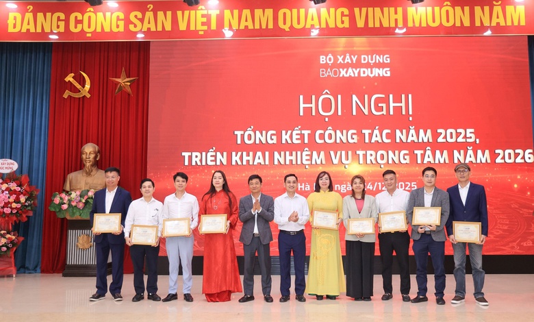 Chủ tịch C&ocirc;ng đo&agrave;n La Đức H&ugrave;ng v&agrave; Ph&oacute; Tổng bi&ecirc;n tập Nguyễn Đức Thắng trao tặng danh hiệu Tập thể lao động ti&ecirc;n tiến cho 9 tập thể của B&aacute;o X&acirc;y dựng.