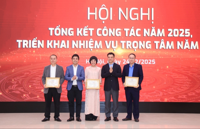 Ph&oacute; chủ tịch thường trực C&ocirc;ng đo&agrave;n X&acirc;y dựng Nguyễn Thanh T&ugrave;ng v&agrave; Ph&oacute; Tổng bi&ecirc;n tập Nguyễn Sơn T&ugrave;ng trao tặng danh hiệu Tập thể lao động xuất sắc cho 3 tập thể của B&aacute;o X&acirc;y dựng.