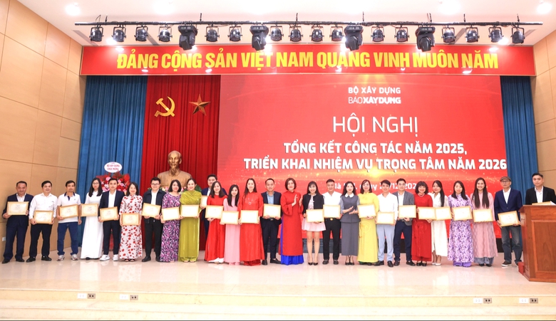 Tổng bi&ecirc;n tập Nguyễn Hồng Nga trao tặng Giấy khen cho 8 tập thể v&agrave; 33 c&aacute; nh&acirc;n của B&aacute;o X&acirc;y dựng c&oacute; nhiều nỗ lực, cố gắng trong c&ocirc;ng t&aacute;c năm 2025.