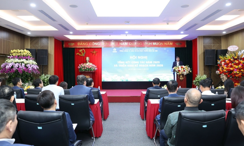 A person standing in front of a screen  AI-generated content may be incorrect.