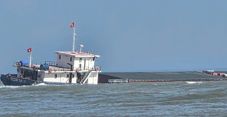 T&agrave;u h&agrave;ng vận chuyển clinke gặp nạn tại Cửa Việt, 9 thuyền vi&ecirc;n đều an to&agrave;n- Ảnh 1.