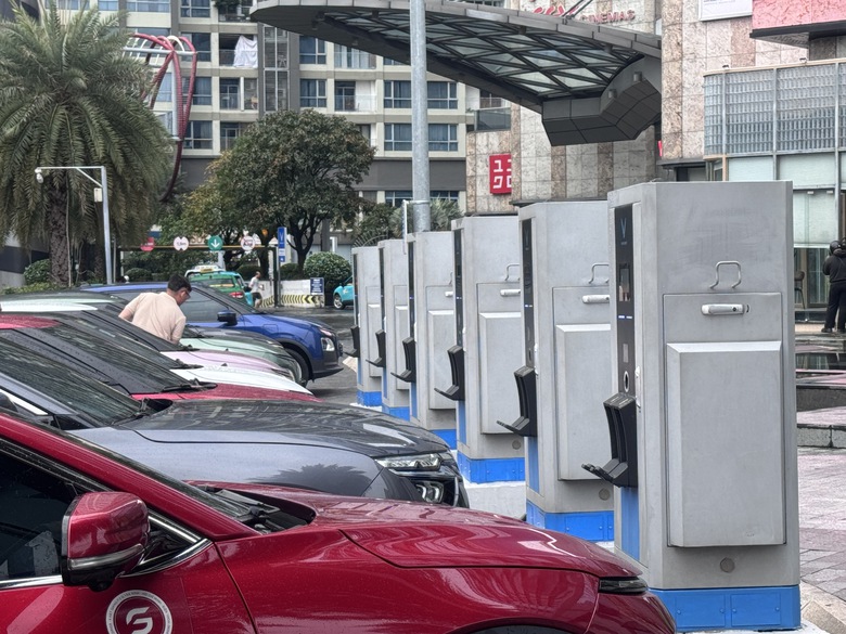 TP.HCM th&uacute;c đẩy đầu tư trụ sạc, tủ đổi pin từ hạ tầng giao th&ocirc;ng hiện hữu- Ảnh 3.