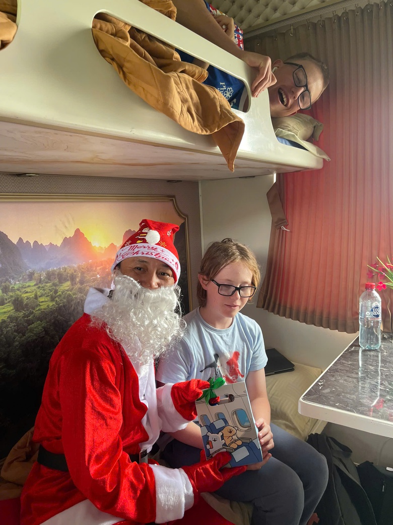 Hành khách thú vị đón nhận “cơn mưa quà" của Ông già Noel trên các chuyến tàu SE- Ảnh 3. Hành khách thú vị đón nhận “cơn mưa quà" của Ông già Noel trên các chuyến tàu SE- Ảnh 3.