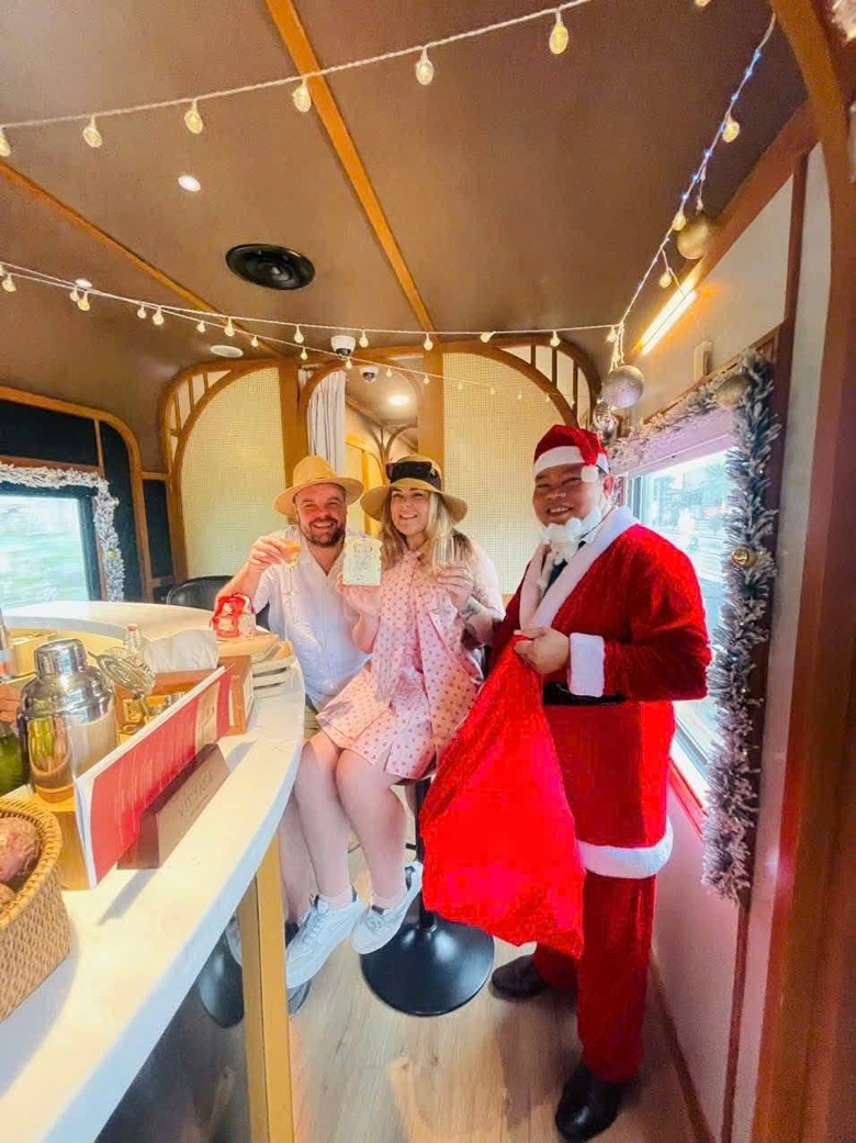 Hành khách thú vị đón nhận “cơn mưa quà" của Ông già Noel trên các chuyến tàu SE- Ảnh 4. Hành khách thú vị đón nhận “cơn mưa quà" của Ông già Noel trên các chuyến tàu SE- Ảnh 4.