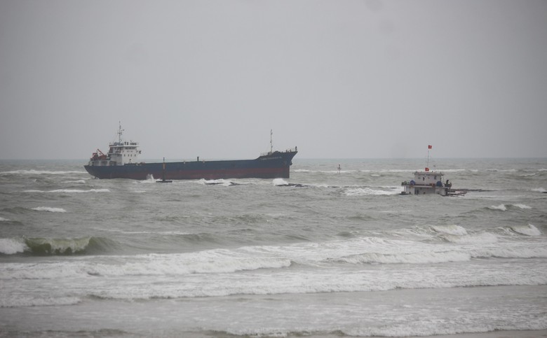 Hiện trường cứu hộ t&agrave;u h&agrave;ng chở hơn 2.350 tấn clinke gặp nạn tại Cửa Việt- Ảnh 10.