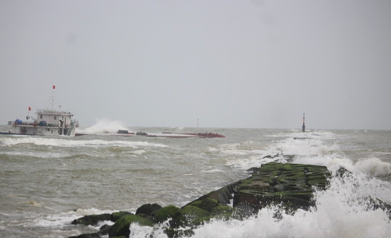 Hiện trường cứu hộ t&agrave;u h&agrave;ng chở hơn 2.350 tấn clinke gặp nạn tại Cửa Việt- Ảnh 2.