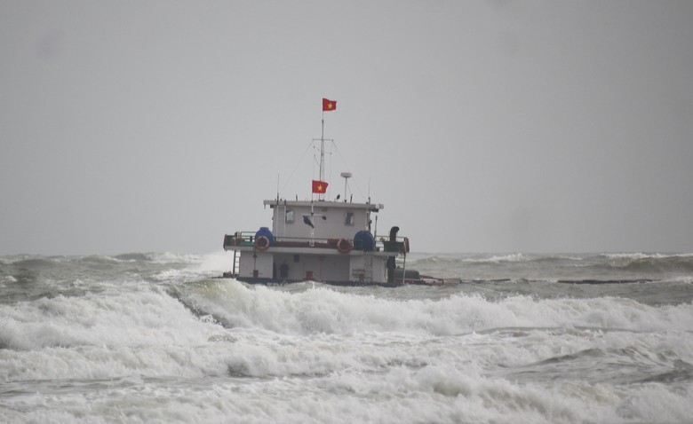 Hiện trường cứu hộ t&agrave;u h&agrave;ng chở hơn 2.350 tấn clinke gặp nạn tại Cửa Việt- Ảnh 3.