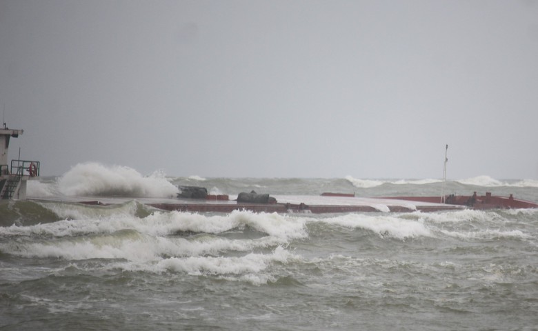 Hiện trường cứu hộ t&agrave;u h&agrave;ng chở hơn 2.350 tấn clinke gặp nạn tại Cửa Việt- Ảnh 4.