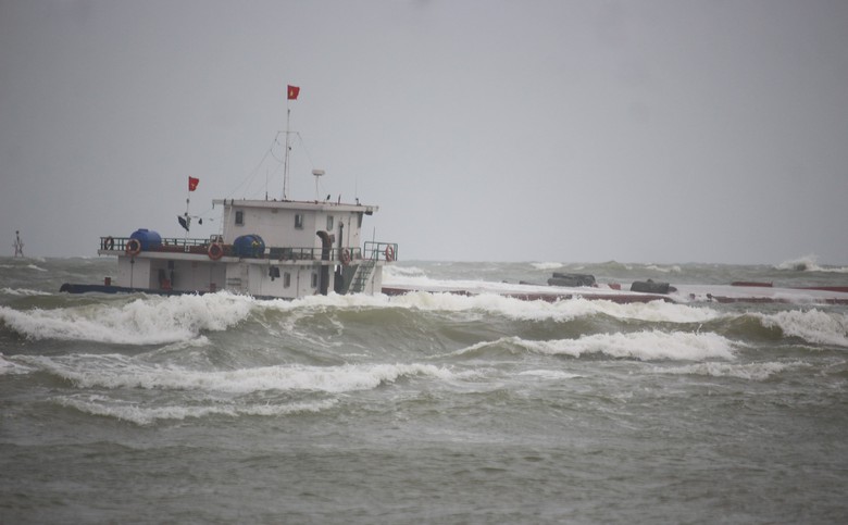 Hiện trường cứu hộ t&agrave;u h&agrave;ng chở hơn 2.350 tấn clinke gặp nạn tại Cửa Việt- Ảnh 5.