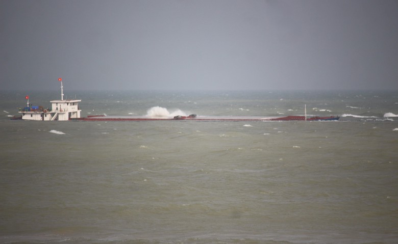 Hiện trường cứu hộ t&agrave;u h&agrave;ng chở hơn 2.350 tấn clinke gặp nạn tại Cửa Việt- Ảnh 6.