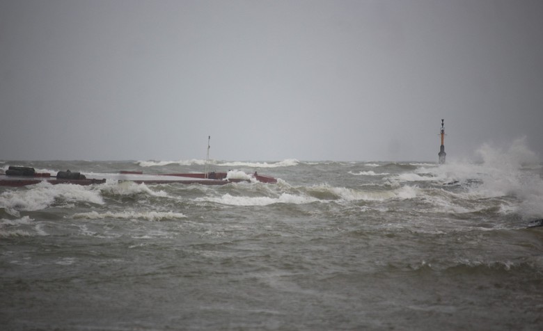 Hiện trường cứu hộ t&agrave;u h&agrave;ng chở hơn 2.350 tấn clinke gặp nạn tại Cửa Việt- Ảnh 7.