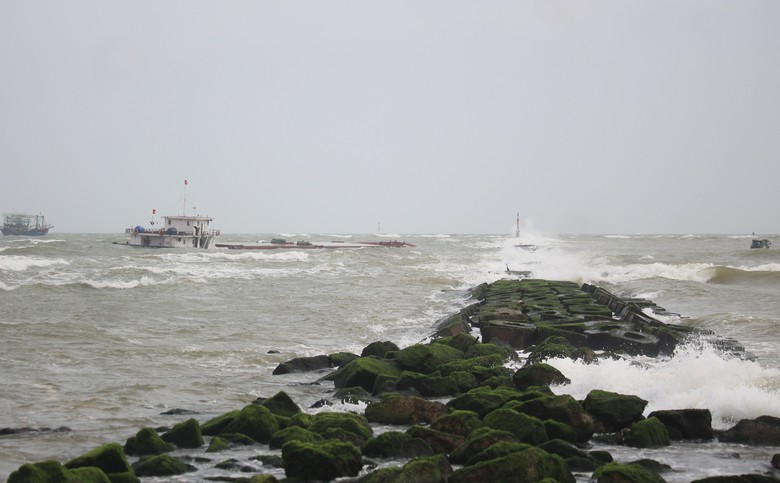 Hiện trường cứu hộ t&agrave;u h&agrave;ng chở hơn 2.350 tấn clinke gặp nạn tại Cửa Việt- Ảnh 8.