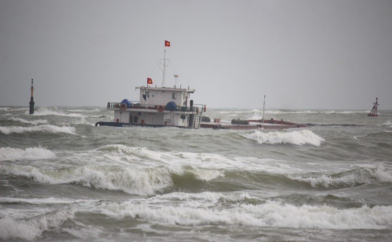 Hiện trường cứu hộ t&agrave;u h&agrave;ng chở hơn 2.350 tấn clinke gặp nạn tại Cửa Việt- Ảnh 9.