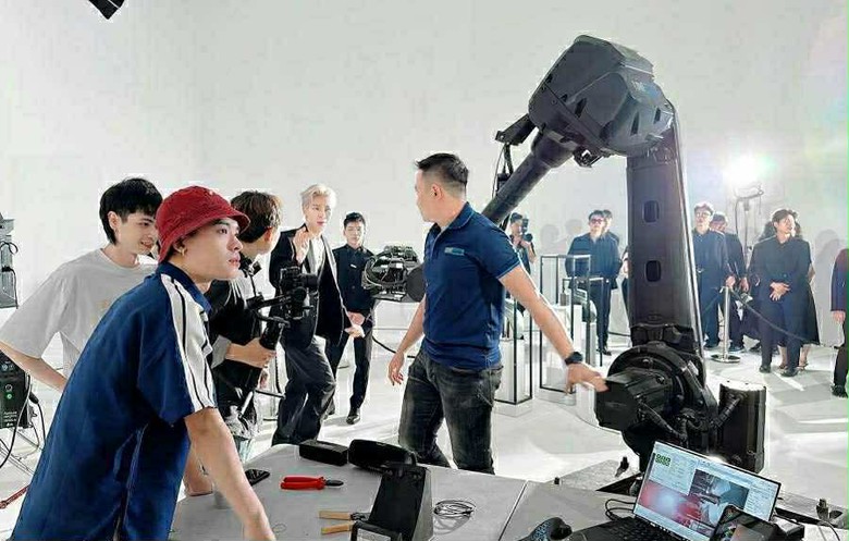 Đạo diễn Phạm Vĩnh Khương mang điện ảnh AI v&agrave; ảo thuật l&ecirc;n s&acirc;n khấu- Ảnh 7.