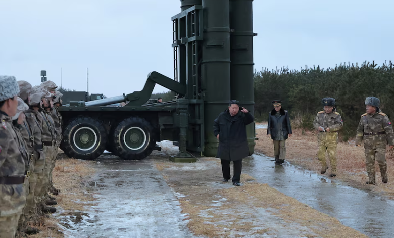 Chủ tịch Triều Ti&ecirc;n Kim Jong-un thị s&aacute;t thử t&ecirc;n lửa ph&ograve;ng kh&ocirc;ng tầm xa mới- Ảnh 1.