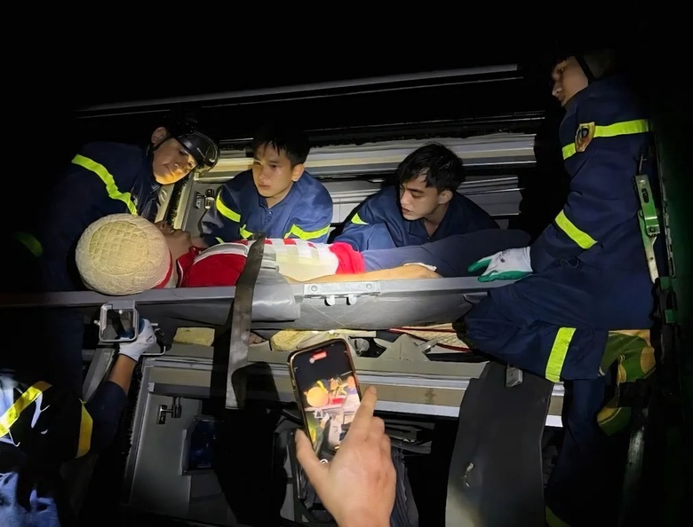 Tai nạn xe kh&aacute;ch v&agrave; xe tải tr&ecirc;n cao tốc Cao Bồ - Mai Sơn, hai t&agrave;i xế mắc kẹt trong cabin- Ảnh 1.