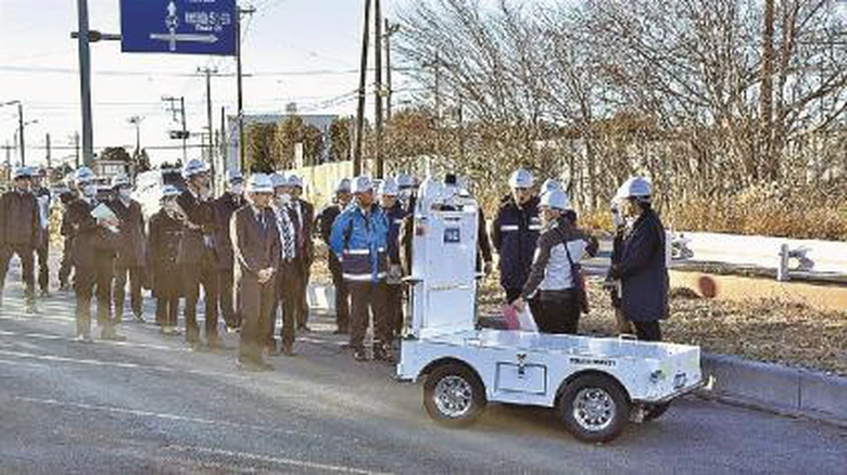 トラックの荷台に乗っている人たち  低い精度で自動的に生成された説明